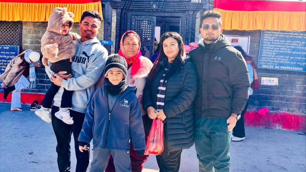 ઓક્ટોબર 2018માં તે ACC અંડર-19 એશિયા કપમાં નેપાળ માટે ત્રણ મેચમાં 161 રન સાથે સૌથી વધુ રન બનાવનાર ખેલાડી હતો.