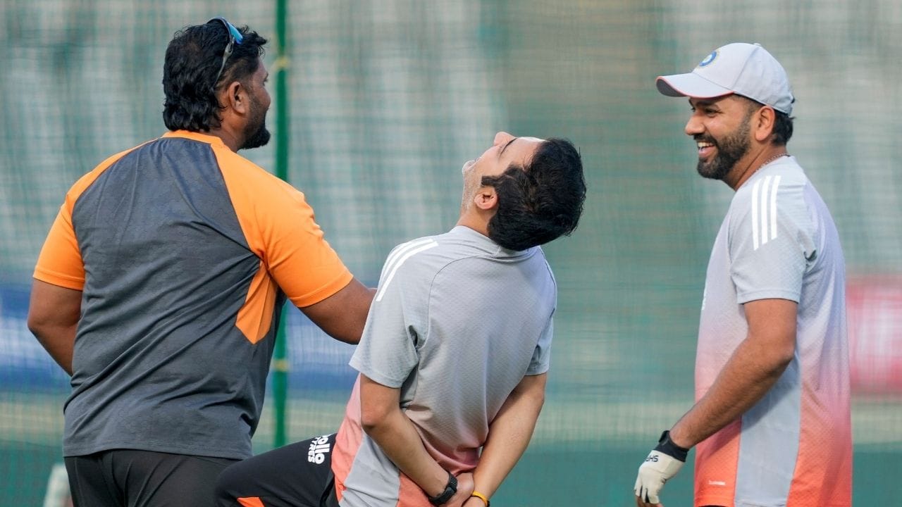 રોહિત શર્મા પહેલી વનડેમાં 26 રન બનાવી આઉટ થયો હતો.પોતાની ઈનિગ્સમાં 2 સિક્સ ફટકારી હતી.2 સિક્સ ફટકારી રોહિત શર્મા વનડેમાં ઓપનર તરીકે સૌથી વધારે સિક્સ ફટકાવનાર બેટ્સમેન બની ગયો છે. હવે રાજકોટમાં વનડેમાં પણ હિટમેન પાસે ઈતિહાસ રચવાની તક છે.