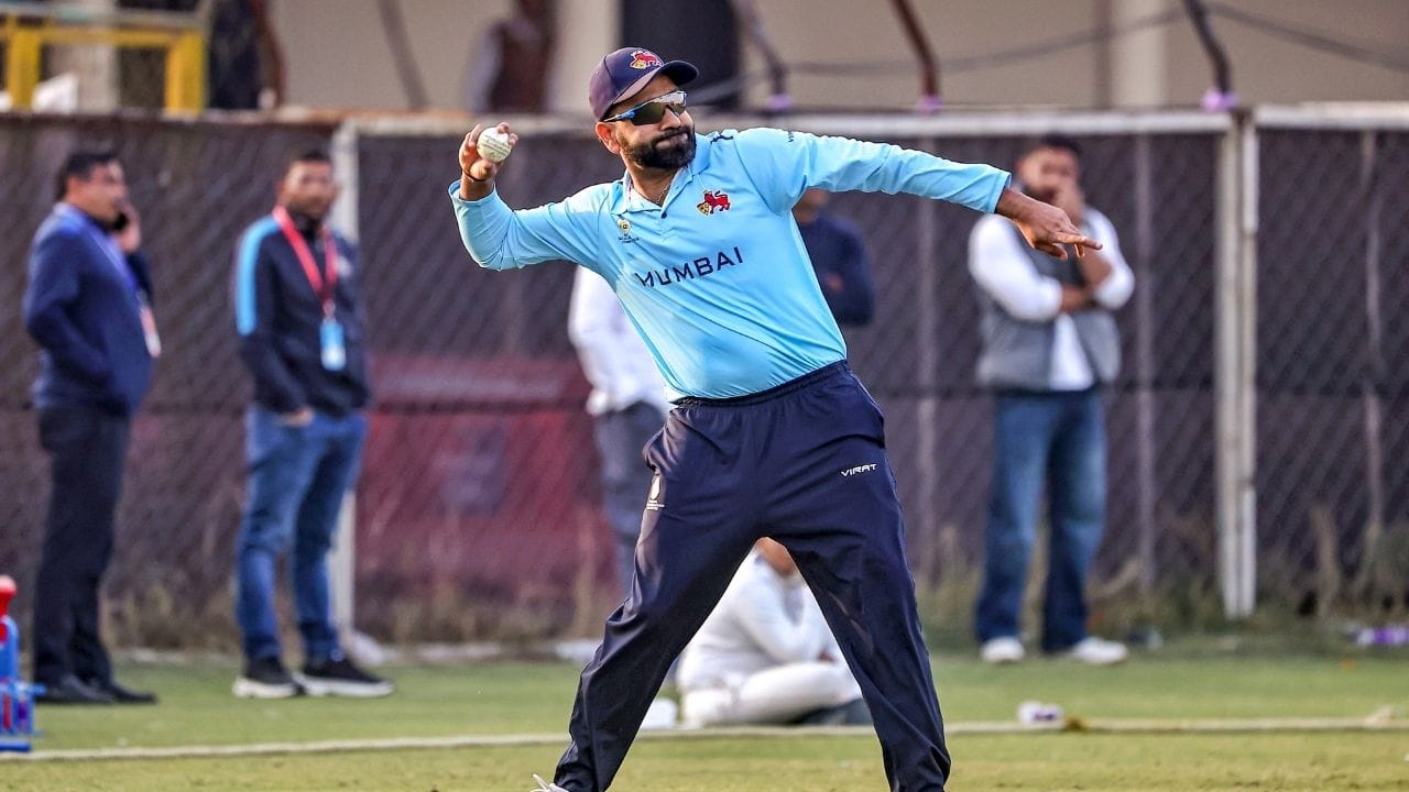 આવું કરનાર દુનિયાનો એકમાત્ર બેટસમેન બની જશેરોહિત શર્મા જો 3 સિક્સ ફટકારે છે. તો તેના નામે ઈન્ટરનેશનલ મેચમાં SENA ટીમ વિરુદ્ધ સૌથી વધારે સિક્સ ફટકાવવાનો રેકોર્ડ નોંધાશે.