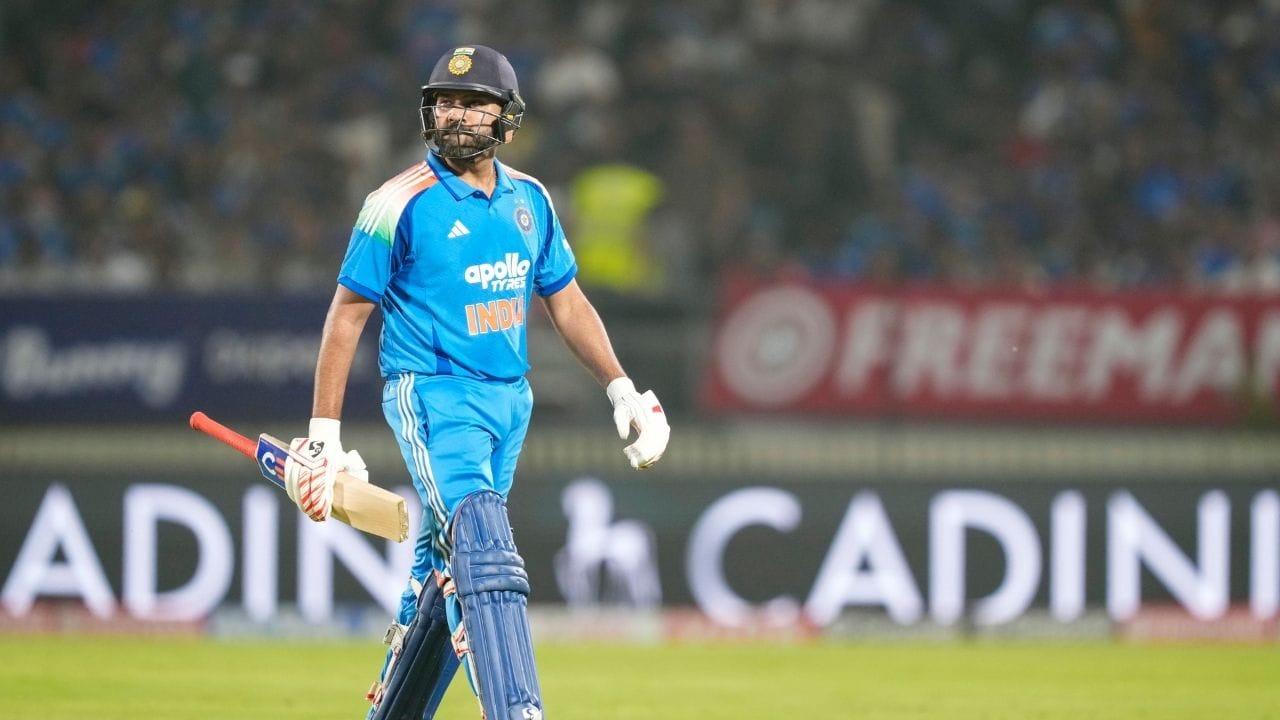 રોહિત આવું કરતા જ દુનિયાનો એક માત્ર બેટ્સમેન બની જશે. રોહિત શર્મા ઓપનર તરીકે 16000 રન પુરા કરવાથી માત્ર 41 રન પાછળ છે.