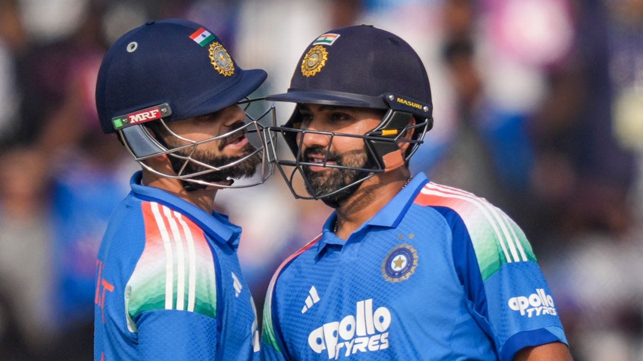 હાલમાં રોહિત શર્મા અને વિરાટ કોહલી શાનદાર ફોર્મમાં જોવા મળી રહ્યા છે. ન્યુઝીલેન્ડ વિરુદ્ધ પહેલી 2 વનડે મેચમાં ભલે રોહિતના બેટમાંથી મોટો સ્કોર આવ્યો ન હો પરંતુ તેમણે સારી શરુઆત કરી હતી. 