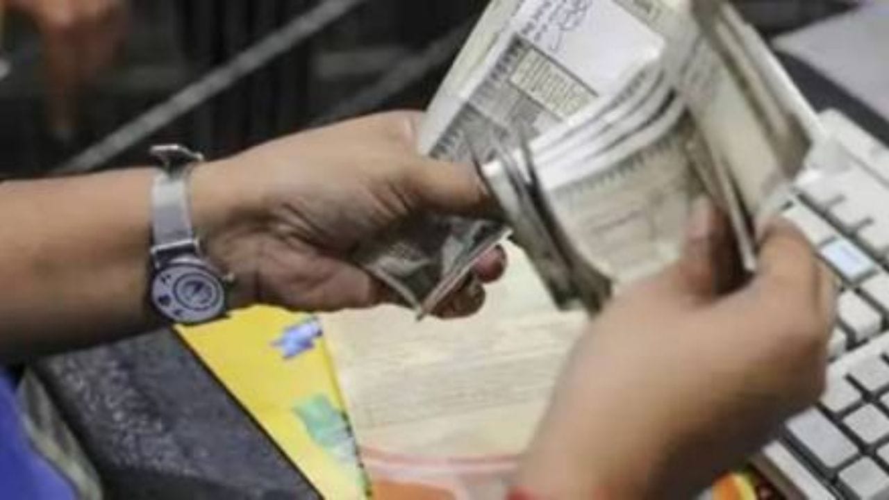 જો તમે SBI પાસેથી 30 વર્ષની મુદત માટે ₹40 લાખની હોમ લોન લેવા માંગતા હો, તો 7.25 ટકાના વ્યાજ દરે તમારી માસિક EMI અંદાજે ₹27,500 જેટલી થશે. આ લોન મેળવવા માટે તમારો માસિક પગાર ઓછામાં ઓછો ₹55,000 હોવો જરૂરી માનવામાં આવે છે.