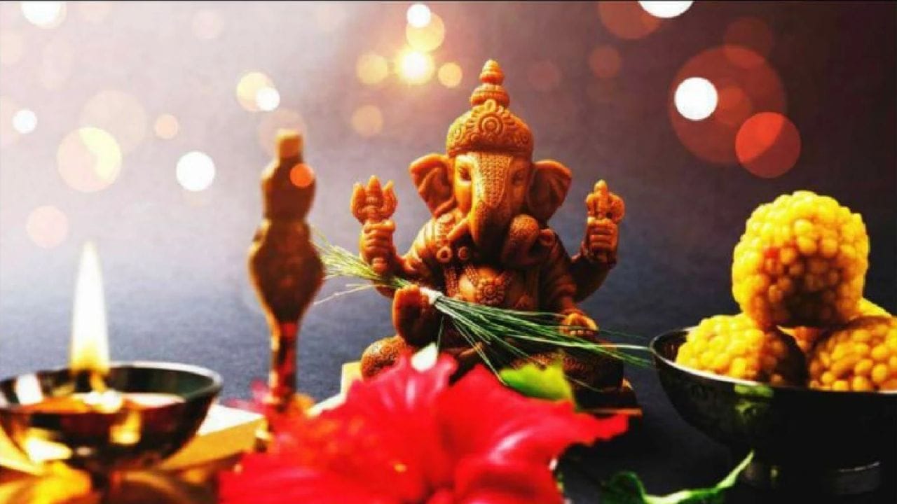 સંકટ ચોથને જીવનમાંથી અવરોધો દૂર કરનારા ભગવાન ગણેશની પૂજા કરવા માટે શુભ દિવસ માનવામાં આવે છે. 2026નો આ સંકટ ચોથનો તહેવાર મંગળવાર, 6 જાન્યુઆરીના રોજ આવે છે. આ દિવસે ઘણા શુભ યોગ બની રહ્યા છે, જેમાંથી સૌથી મહત્વપૂર્ણ સર્વાર્થ સિદ્ધિ યોગ છે, જે સવારે 7:15 થી બપોરે 12:17 સુધી રહેશે.