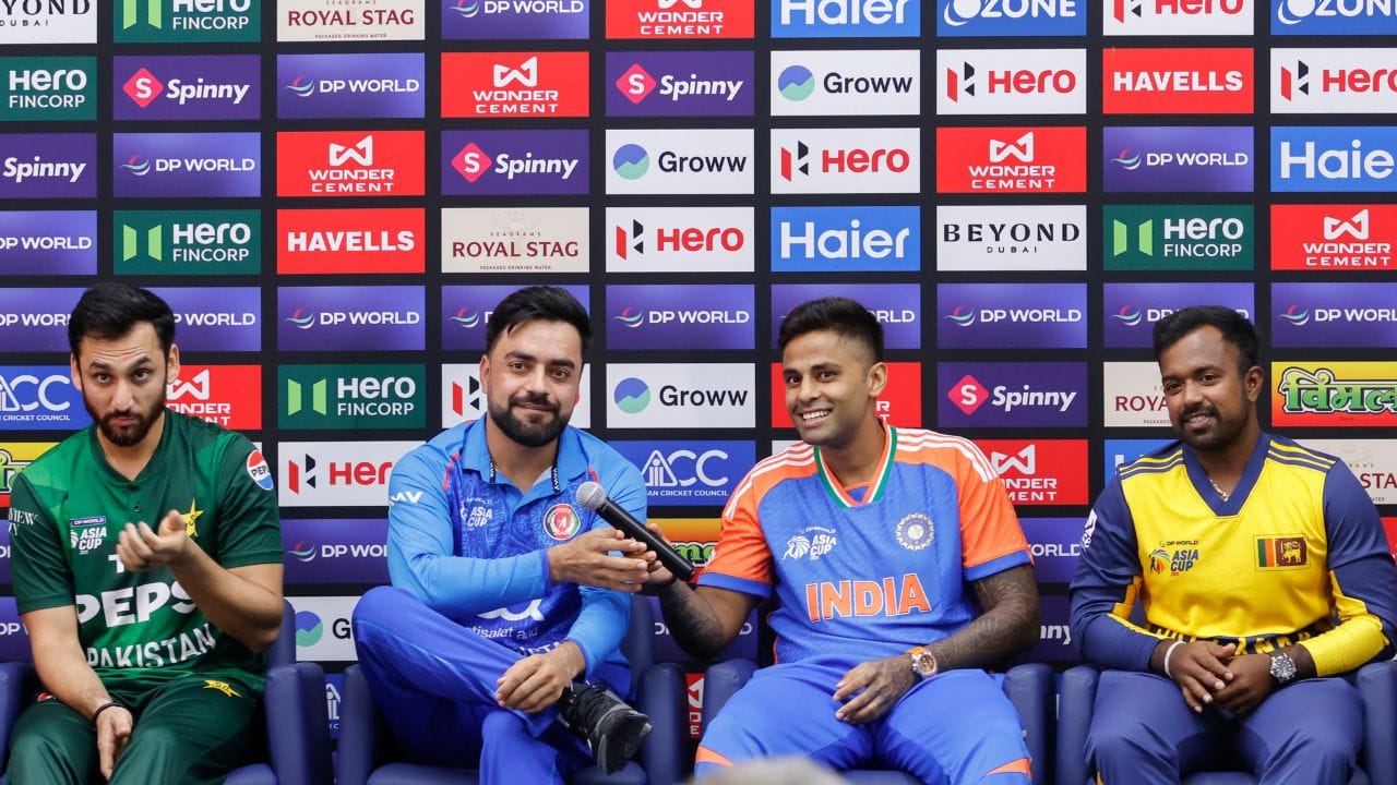 સલમાન અલી આગાનો જન્મ 23 નવેમ્બર 1993ના રોજ લાહોર, પંજાબમાં એક પંજાબી મુસ્લિમ પરિવારમાં થયો હતો. સલમાન અલી આગા ટી20 વર્લ્ડકપ 2026માં પાકિસ્તાનની ટીમનો કેપ્ટન છે.