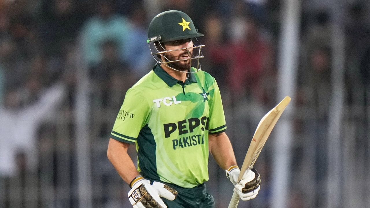  એશિયા કપ 2025માં 14 સપ્ટેમ્બરે ભારત અને પાકિસ્તાન વચ્ચે મેચ રમાઈ હતી. આ મેચમાં ભારતીય ટીમે શાનદાર જીત નોંધાવી હતી, જેના પછી એક અલગ જ દ્રશ્ય જોવા મળ્યું. ટીમ ઈન્ડિયાના કેપ્ટન સૂર્યકુમાર યાદવે મેચ સમાપ્ત થયા પછી પાકિસ્તાની ખેલાડીઓ સાથે હાથ મિલાવ્યા ન હતા. ટોસ દરમિયાન પણ સૂર્યકુમાર યાદવે પાકિસ્તાનના કેપ્ટન સલમાન અલી આગ સાથે હાથ મિલાવ્યા ન હતા.