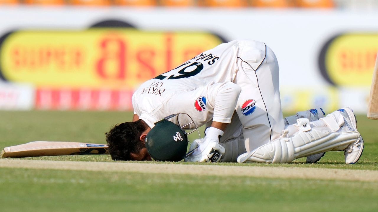 સલમાન અલી આગા એક પાકિસ્તાની આંતરરાષ્ટ્રીય ક્રિકેટર છે. તે જમણા હાથનો મધ્યમ ક્રમનો બેટ્સમેન અને જમણા હાથનો ઓફ બ્રેક સ્પિન બોલર છે. 