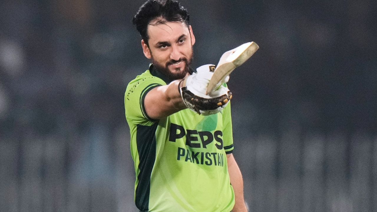 તે પાકિસ્તાન રાષ્ટ્રીય ક્રિકેટ ટીમનું પ્રતિનિધિત્વ કરે છે અને ટ્વેન્ટી20 આંતરરાષ્ટ્રીય ટીમનો કેપ્ટન છે. તે વન-ડે આંતરરાષ્ટ્રીય ટીમનો વાઈસ કેપ્ટન પણ છે. સ્થાનિક ક્રિકેટમાં, તે સાઉથ પંજાબ માટે અને પાકિસ્તાન સુપર લીગમાં ઇસ્લામાબાદ યુનાઇટેડ માટે રમે છે. 