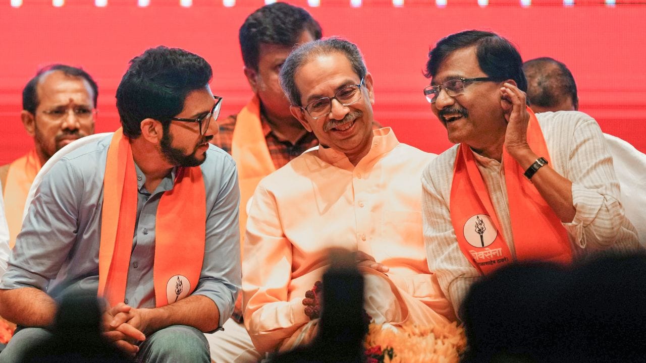 સંજય રાજારામ રાઉતનો જન્મ 15 નવેમ્બર 1961ના રોજ થયો છે. તેઓ શિવસેના (UBT) પક્ષના એક ભારતીય રાજકારણી છે. તેઓ ભારતીય સંસદના ઉપલા ગૃહ રાજ્યસભામાં મહારાષ્ટ્રનું પ્રતિનિધિત્વ કરતા ભારતીય સંસદના સભ્ય છે.