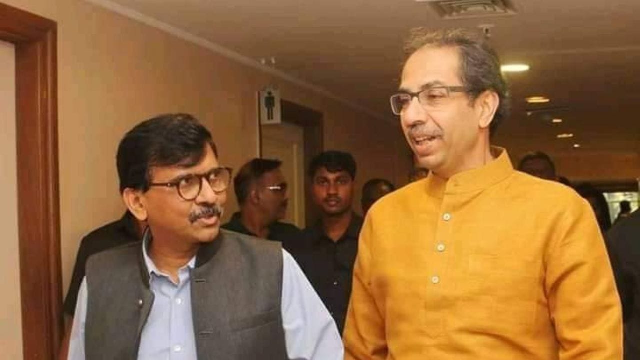 સંજય રાઉતની પત્નીનું નામ વર્ષા રાઉત છે.મીડિયા રિપોર્ટ મુજબ તેની પત્ની વર્ષા મુંબઈ સ્થિત એક સ્કૂલની શિક્ષીકા રહી ચૂકી છે. તેમજ તે ફિલ્મ પ્રોડ્યુસ કરવાનું પણ કામ કરે છે.