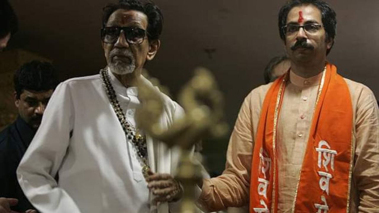 સંજય રાઉત અને વર્ષા રાઉતને 2 દીકરીઓ છે. જેના નામ પૂર્વીશા અને વિદિતા છે. સંજય રાઉત મની લોન્ડ્રિંગ કેસમાં પણ ફસાય ચૂક્યા છે. વર્ષ 2022માં ઈડીની રેડ દરમિયાન તેના ઘરમાંથી 11 લાખ 50 હજારની રોકડ રકમ મળી આવી હતી.