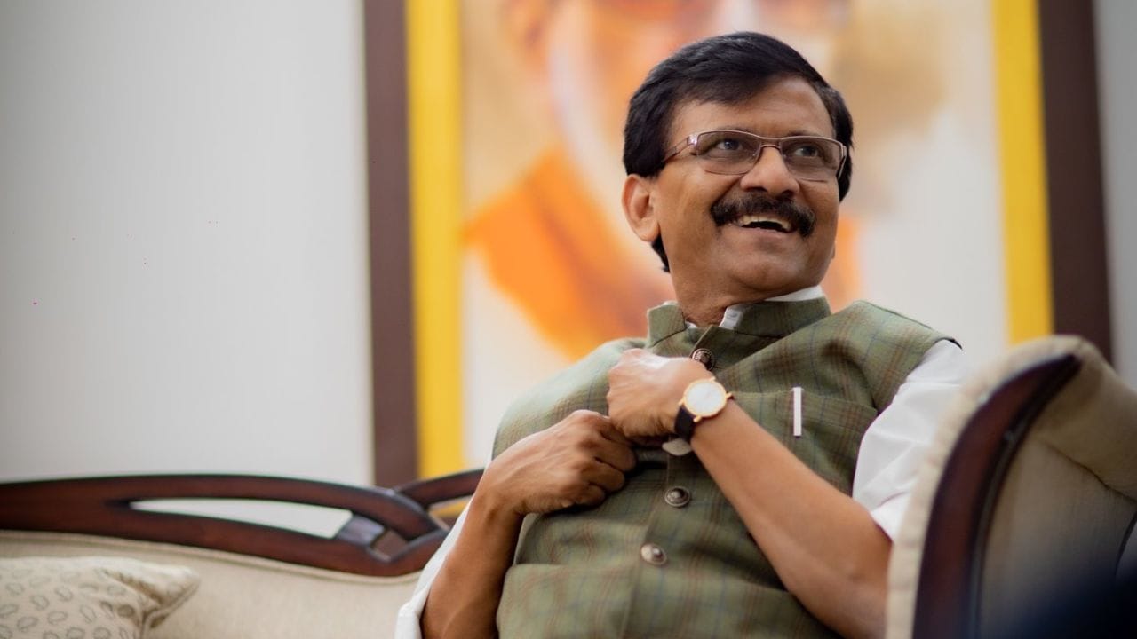 સંજય રાઉત ઘણીવાર તેમના વિવાદાસ્પદ નિવેદનો માટે ચર્ચામાં રહે છે. એપ્રિલ 2015 માં, તેમણે એમ કહીને વિવાદ ઉભો કર્યો હતો કે મુસ્લિમોના મતદાન અધિકારોને થોડા વર્ષો માટે સ્થગિત કરવા જોઈએ જેથી ખાતરી કરી શકાય કે સમુદાયનો ઉપયોગ વોટ-બેંક રાજકારણ માટે ન થાય.