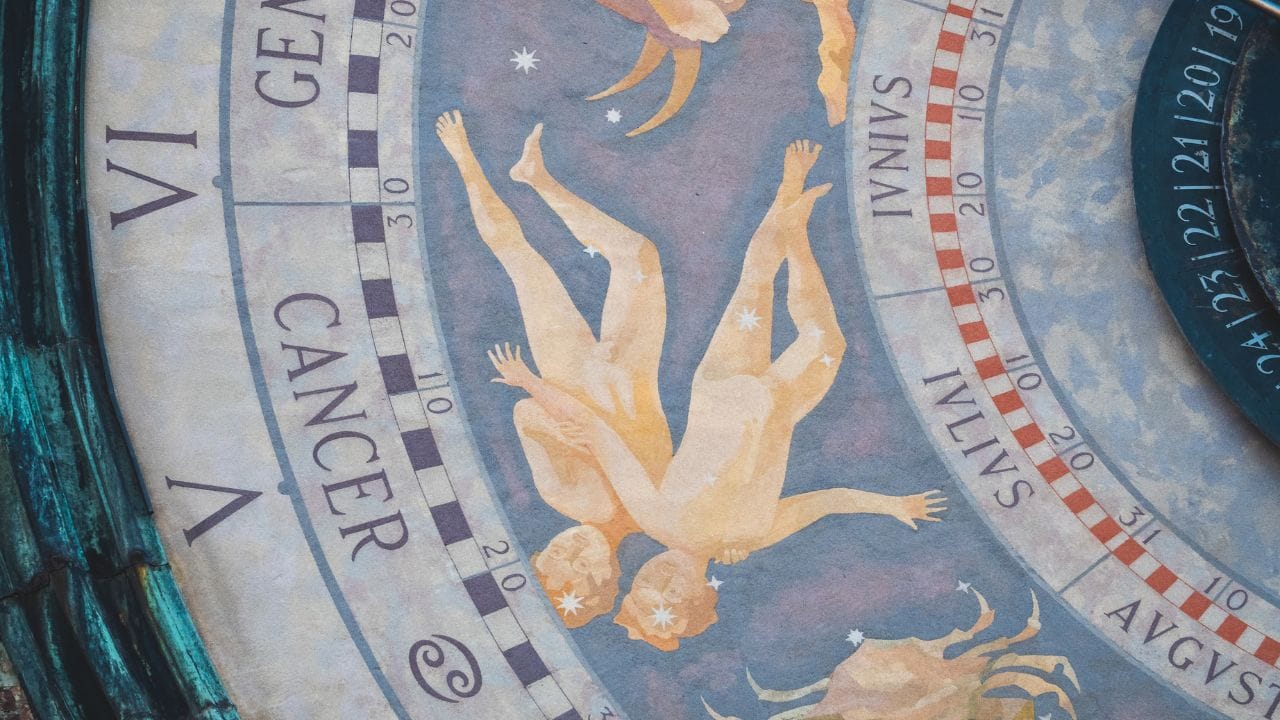 મીન રાશિમાં શનિની ગોચર અને અસ્ત સંપત્તિ, માન-સન્માન અને ખ્યાતિમાં વધારો કરશે. માર્ચ મહિના સુધીમાં પરિવારની નાણાકીય સમસ્યાઓ દૂર થવા લાગશે. જૂના દેવા ચૂકવવાની તક મળશે. મિલકત યોગ્ય કિંમતે વેચી શકશો. ઉદ્યોગપતિઓ માટે વૃદ્ધિ અને નફાનો સમય રહેશે. નવા વ્યવસાયિક સોદા થશે. ઘર, ઘરેણાં અથવા વાહન ખરીદવાનો યોગ છે. અપરિણીત લોકો માટે નવા સંબંધની શરૂઆત થઈ શકે છે.