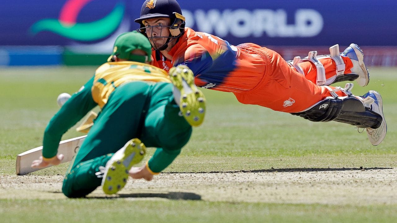 સ્કોટ એડવર્ડ્સ 29 નવેમ્બર 2017ના રોજ 2015-17 ICC ઇન્ટરકોન્ટિનેન્ટલ કપમાં નામિબિયા સામે નેધરલેન્ડ્સ માટે પ્રથમ-વર્ગની ક્રિકેટમાં પ્રવેશ કર્યો હતો.