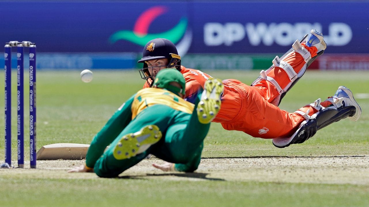 તેમણે 8 ડિસેમ્બર 2017ના રોજ 2015-17 ICC વર્લ્ડ ક્રિકેટ લીગ ચેમ્પિયનશિપમાં નામિબિયા સામે લિસ્ટ Aમાં પ્રવેશ કર્યો હતો.