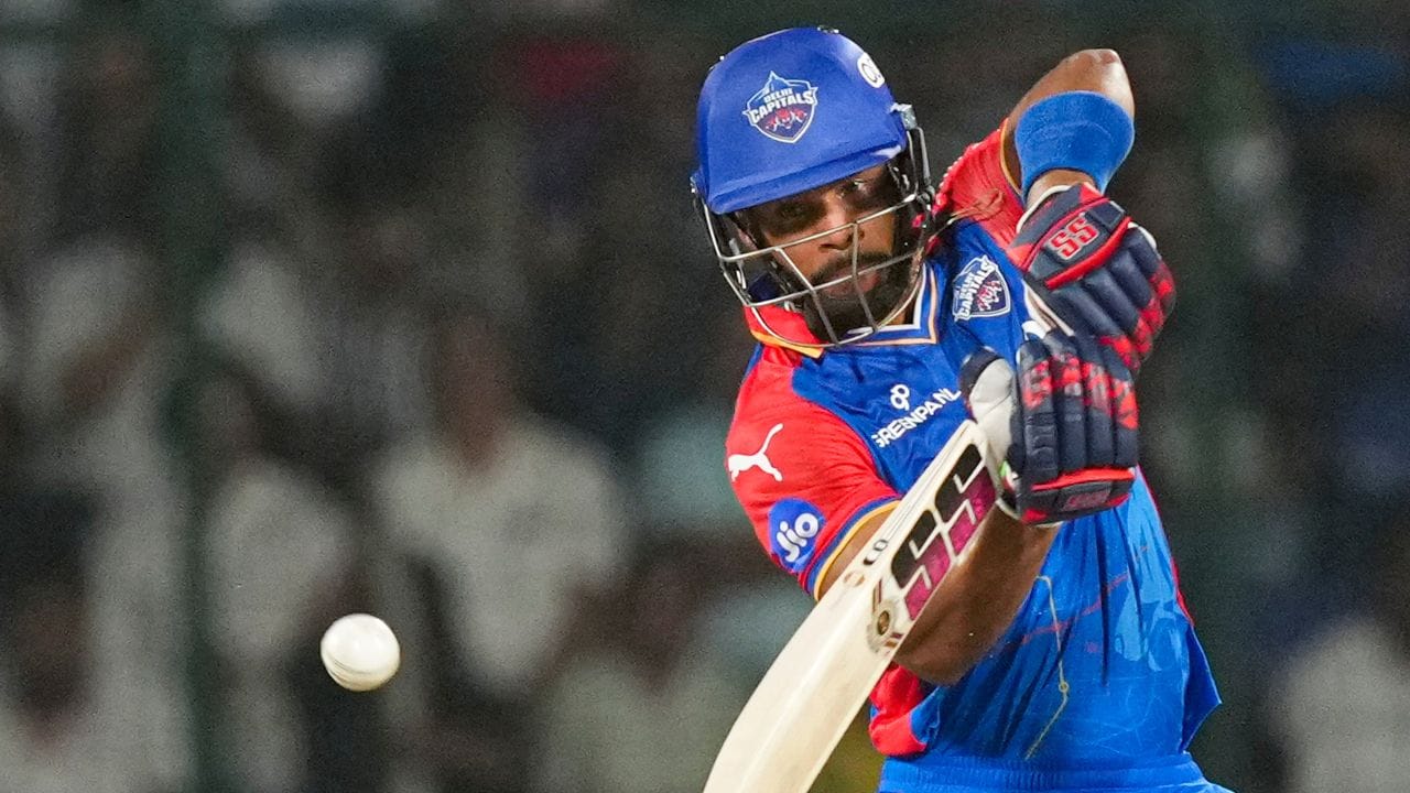  હોપે 1 મે 2015ના રોજ ઈંગ્લેન્ડ સામે ટેસ્ટ ક્રિકેટમાં પ્રવેશ કર્યો હતો. ઓગસ્ટ 2016માં તેમને ભારત સામેની ટેસ્ટ સીરિઝ માટે વેસ્ટ ઈન્ડિઝ ટીમમાં સ્થાન આપવામાં આવ્યું હતુ.