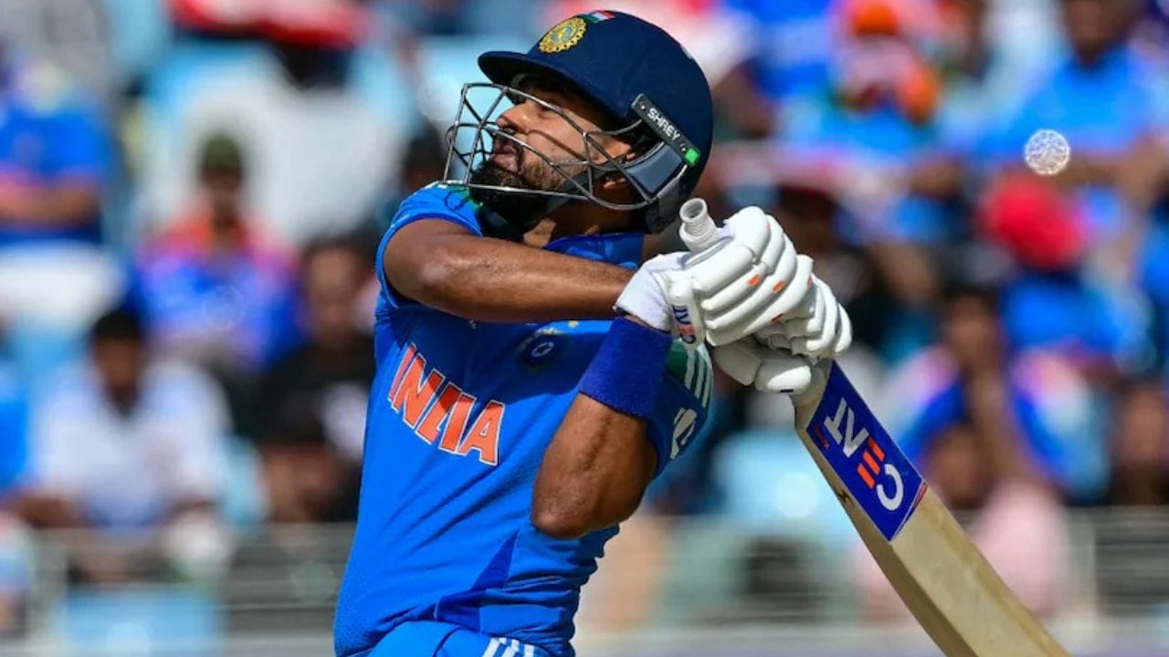 ટીમ ઈન્ડિયાના મધ્યમ ક્રમના બેટ્સમેન અને V-કેપ્ટન શ્રેયસ ઐયરને મોટી રાહત મળી છે. મીડિયા રિપોર્ટ્સ મુજબ, BCCIના CoEએ તેમને સંપૂર્ણપણે ફિટ જાહેર કર્યા છે. આ સાથે ન્યૂઝીલેન્ડ સામેની ત્રણ મેચની ODI શ્રેણીમાં તેમની વાપસી લગભગ નિશ્ચિત માનવામાં આવી રહી છે. ખાસ વાત એ છે કે આ મંજૂરી નિર્ધારિત સમયપત્રક પહેલાં મળી છે, જેમાં વિજય હજારે ટ્રોફીમાં તેમની તાજેતરની ઇનિંગ્સે મેડિકલ ટીમને પ્રભાવિત કરી હતી.