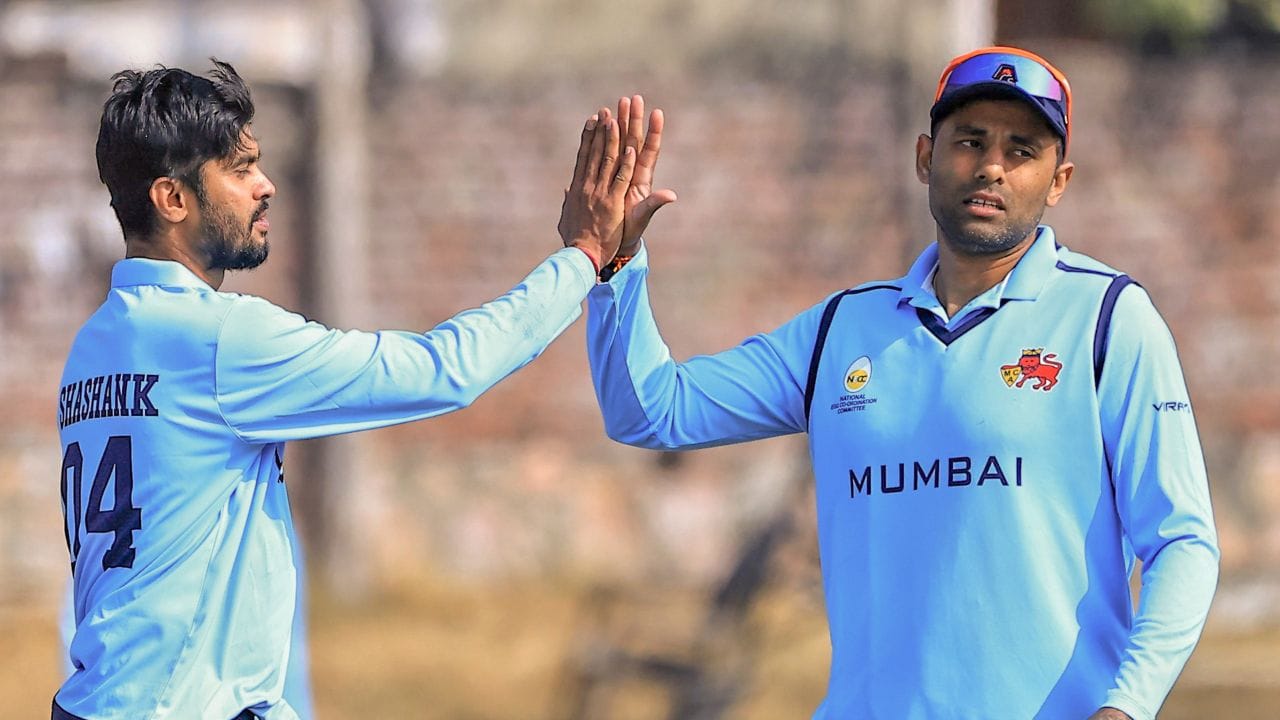 મેચમાં મુંબઈના કેપ્ટન શ્રેયસ ઐયરે ટોસ જીતીને પહેલા બોલિંગ કરવાનો નિર્ણય લીધો. પહેલા બેટિંગ કરતા પંજાબની ટીમ માત્ર 45.1 ઓવરમાં 216 રનમાં ઓલઆઉટ થઈ ગઈ. પંજાબ તરફથી રમનદીપ સિંહે સર્વોચ્ચ 72 રન બનાવ્યા, જ્યારે અનમોલપ્રીત સિંહે 57 રનનું યોગદાન આપ્યું. આ સિવાય, કોઈ પણ બેટ્સમેન 20 રનનો આંકડો પાર કરી શક્યો નહીં. 