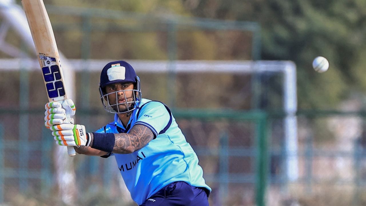 216 રનના લક્ષ્યનો પીછો કરતા મુંબઈએ મજબૂત શરૂઆત કરી. અંગક્રિશ રઘુવંશી અને મુશીર ખાને પ્રથમ વિકેટ માટે 57 રનની ભાગીદારી કરી. ત્યારબાદ સરફરાઝ ખાને માત્ર 20 બોલમાં 62 રન ફટકારીને મેચ પર મુંબઈની પકડ મજબૂત કરી દીધી. કેપ્ટન શ્રેયસ ઐયરે પણ 45 રનની મહત્વપૂર્ણ ઇનિંગ રમીને ટીમને જીતની નજીક પહોંચાડી.