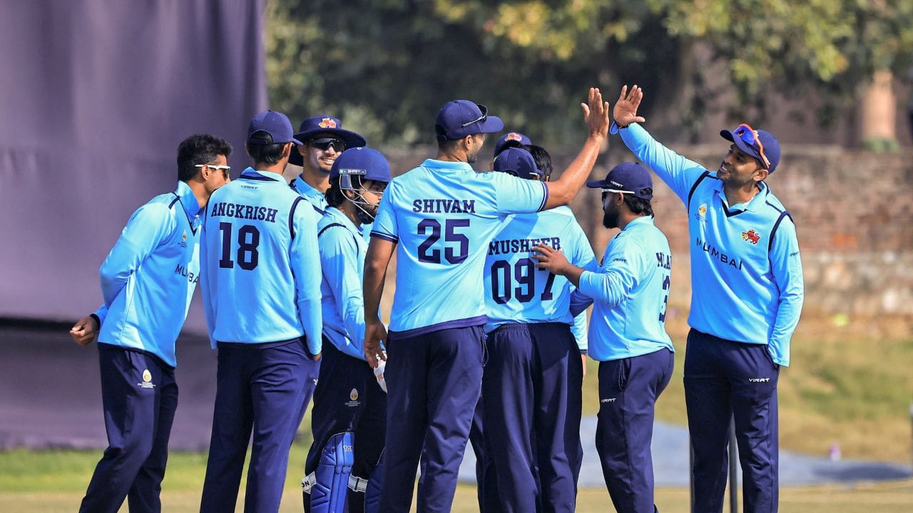 એક સમયે મુંબઈએ ચાર વિકેટના નુકસાન પર 191 રન બનાવી લીધા હતા અને જીત માટે માત્ર 25 રનની જરૂર હતી. પરંતુ અહીંથી મેચનો રુખ સંપૂર્ણપણે બદલાઈ ગયો. પંજાબના બોલરોએ શાનદાર વાપસી કરી અને મુંબઈની છેલ્લી છ વિકેટો માત્ર 24 રનમાં પતાવી દીધી. પરિણામે, મુંબઈની ટીમ 215 રનમાં ઓલઆઉટ થઈ ગઈ અને જીતથી એક રન દૂર રહી ગઈ.