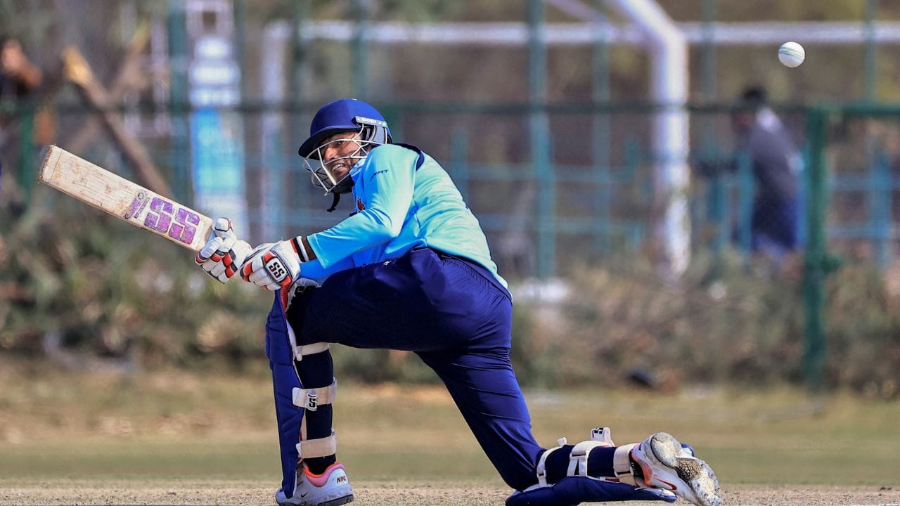 આ મેચમાં મુંબઈના બેટિંગ ધરાશાયી થવાનો સૌથી મોટો કારણ એ રહ્યો કે સાત બેટ્સમેન 25 રન પણ બનાવી શક્યા નહીં. પંજાબ માટે ગુર્નૂર બ્રારે સૌથી વધુ ચાર વિકેટ લીધી, જ્યારે મયંક માર્કંડેએ પણ ચાર બેટ્સમેનોને આઉટ કરીને મેચનો પલડો પંજાબ તરફ વાળ્યો. હરપ્રીત બ્રાર અને હરનૂર સિંહે એક-એક વિકેટ મેળવી. આ રીતે, પંજાબે શાનદાર સંઘર્ષ અને આત્મવિશ્વાસ સાથે મુંબઈ જેવી મજબૂત ટીમને હરાવીને વિજય હજારે ટ્રોફી 2025-26માં યાદગાર જીત નોંધાવી.