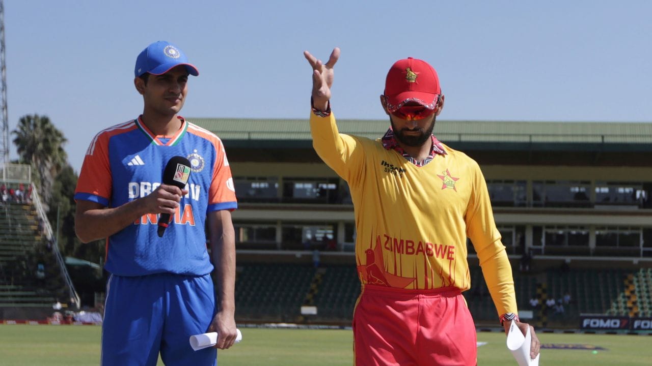 2002માં તેમનો પરિવાર ઝિમ્બાબ્વે શિફ્ટ થયો હતો.રઝાનો જન્મ સિયાલકોટમાં એક પંજાબી ભાષી કાશ્મીરી મુસ્લિમ પરિવારમાં થયો હતો. તેમણે ત્રણ વર્ષ સુધી પાકિસ્તાન એરફોર્સ પબ્લિક સ્કૂલ લોઅર ટોપામાં અભ્યાસ કર્યો હતો.