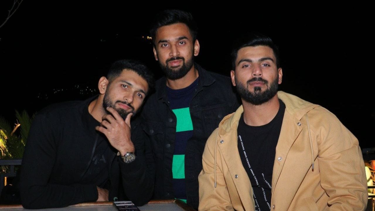 તેમનું સપનું અધૂરું રહ્યું આજે તે એક ક્રિકેટર છે.2002માં રઝા તેમના પરિવાર સાથે ઝિમ્બાબ્વે ગયા. તેઓ સ્કોટલેન્ડ ગયા, જ્યાં તેમણે ગ્લાસગો કેલેડોનિયન યુનિવર્સિટીમાંથી સોફ્ટવેર એન્જિનિયરિંગમાં સ્નાતકની ડિગ્રી મેળવી. 