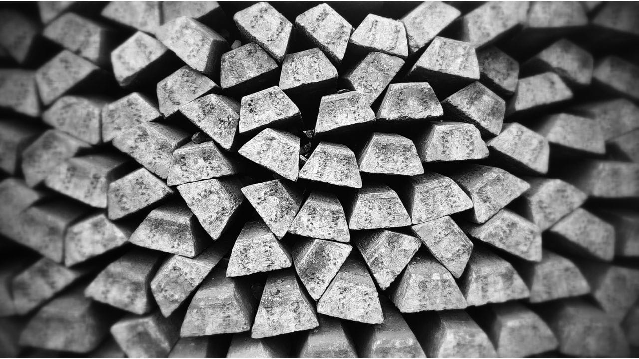 ઘણા રોકાણકારો ચાંદીને સોનાની તુલનામાં વધુ સસ્તો વિકલ્પ તરીકે જુએ છે, પરંતુ તેની વાસ્તવિક શક્તિ તેના બેવડા સ્વભાવમાં સમાયેલી છે. ચાંદી એક સાથે કિંમતી ધાતુ પણ છે અને મહત્વપૂર્ણ ઔદ્યોગિક ધાતુ પણ છે. ઉદ્યોગો અને આધુનિક ટેકનોલોજીમાં થતા વિકાસ સાથે ચાંદીની માંગ સ્વાભાવિક રીતે વધતી જાય છે. તેથી ચાંદીના ભાવ માત્ર ઘરેણાંના બજારથી જ નહીં, પરંતુ વૈશ્વિક ઉત્પાદન, ઊર્જા પરિવર્તન અને ટેકનોલોજીના બદલાતા વલણોથી પણ પ્રભાવિત થાય છે. ( નોંધ: અહીં આપવામાં આવેલી માહિતી પબ્લિક ડોમેન પરથી લેવામાં આવી છે, જે ફક્ત તમારી જાણકારી માટે છે.) (Credits: - Canva)