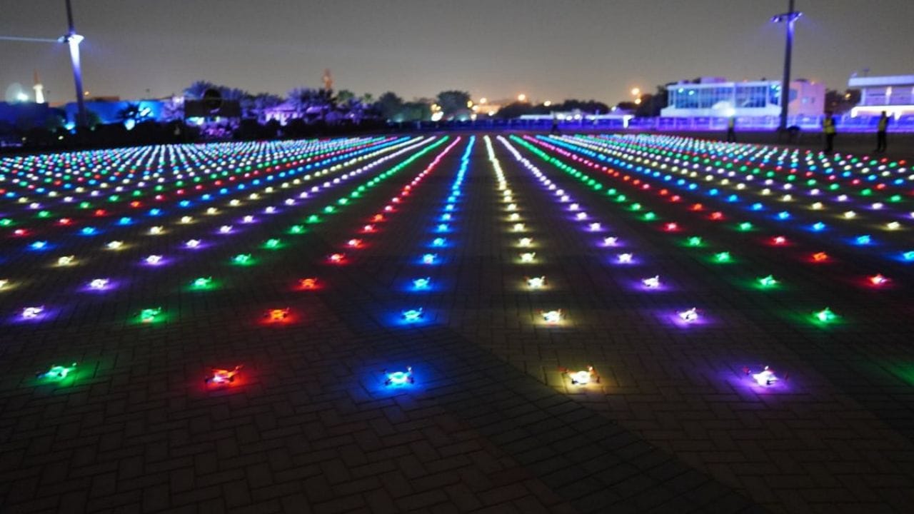 ગોઠવણી સંખ્યાઓ દ્વારા કરવામાં આવે છે: આ માટે ખાસ સોફ્ટવેરનો ઉપયોગ કરવામાં આવે છે, જે ડ્રોનને આદેશ આપે છે અને તેમના નંબરો ગોઠવે છે. ત્યારબાદ સોફ્ટવેર છબીના આધારે દરેક ડ્રોનને આદેશ આપે છે, જ્યાં અને કઈ ઊંચાઈએ જવું તે સ્પષ્ટ કરે છે.(Photo: X/@narendramodi)