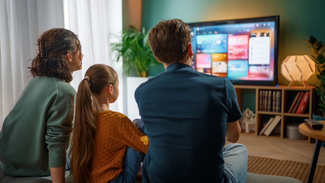 સ્માર્ટ ટીવી હેક થવાના મુખ્ય કારણો : હેકર્સ સામાન્ય રીતે જૂના સોફ્ટવેર, અપડેટ ન થયેલી સિસ્ટમ અથવા સુરક્ષા ખામીઓનો લાભ લઈને સ્માર્ટ ટીવીમાં પ્રવેશ મેળવે છે. નબળો Wi-Fi પાસવર્ડ પણ હેકિંગનું મોટું કારણ બની શકે છે. એકવાર Wi-Fi નેટવર્ક હેક થઈ જાય, તો હેકર્સ ટીવી સહિત તે નેટવર્ક સાથે જોડાયેલા અન્ય ઉપકરણો પર પણ નિયંત્રણ મેળવી શકે છે.