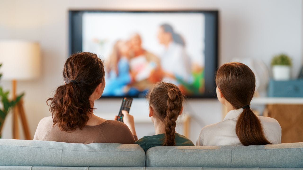 પોપ-અપ્સ, ધીમું પ્રદર્શન અને ઓવરહિટીંગ : જો સ્માર્ટ ટીવી પર અચાનક અનિચ્છનીય જાહેરાતો અથવા પોપ-અપ્સ દેખાવા લાગે, તો તે હેકિંગનું મોટું નિશાન છે. સાથે જ, ટીવીનું પ્રદર્શન ધીમું પડી જવું અથવા વધારે ગરમ થવું પણ ખતરનાક સંકેત હોઈ શકે છે, કારણ કે પૃષ્ઠભૂમિમાં અનધિકૃત એપ્લિકેશનો ચાલી રહી હોય શકે છે.