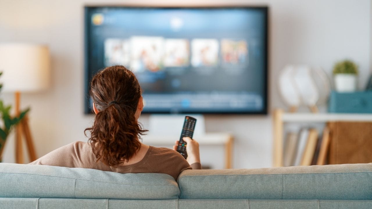 સાવચેતી રાખવી જરૂરી : સ્માર્ટ ટીવી હેકિંગથી બચવા માટે સમયસર સોફ્ટવેર અપડેટ કરવું, મજબૂત Wi-Fi પાસવર્ડ રાખવો અને અજાણી USB ડ્રાઇવનો ઉપયોગ ટાળવો ખૂબ જ જરૂરી છે. જો ઉપર જણાવેલ સંકેતો તમને દેખાય, તો તરત જ ટીવીની સેટિંગ્સ તપાસો અને જરૂરી સુરક્ષા પગલાં લો.