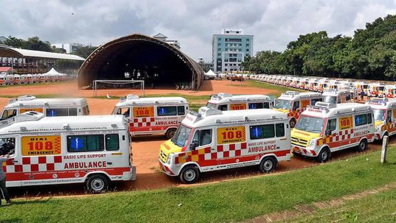 બેઝિક લાઈફ સપોર્ટ એમ્બ્યુલન્સ [Basic Life Support (BLS)]: આ સૌથી સામાન્ય અને પ્રાથમિક (બેઝિક) એમ્બ્યુલન્સ છે. આમાં ઓક્સિજન સિલિન્ડર, ફર્સ્ટ-એઇડ કિટ, સ્ટ્રેચર અને સામાન્ય તબીબી ઉપકરણો ઉપલબ્ધ હોય છે. આ એવી વ્યક્તિઓ માટે છે કે, જેમની હાલત બહુ વધારે ગંભીર નથી, એટલે કે જેમના જીવને તાત્કાલિક જોખમ નથી. આનું ભાડું અંદાજે ₹1000 થી ₹3000 સુધી હોઈ શકે છે પરંતુ તે તમે ક્યાં રહો છો તેના પર નિર્ભર કરે છે.