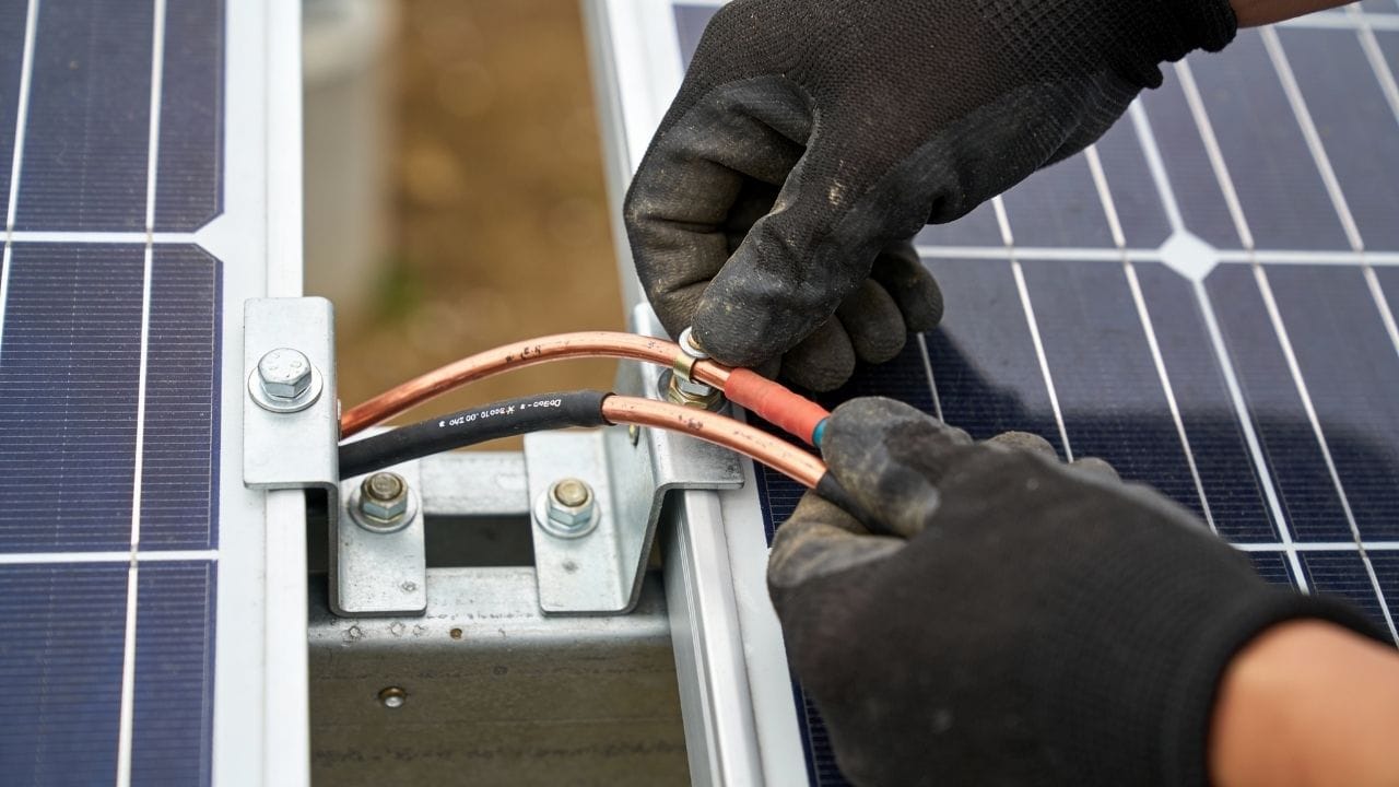 હાલમાં, તેમની ટીમ ચાંદીના ઉપયોગને ઘટાડવા માટે ટૂંકા ગાળાના અને લાંબા ગાળાના બંને ઉકેલો પર કામ કરી રહી છે. નજીકના ભવિષ્યમાં ઓછી ચાંદી સાથે સુધારેલી ડિઝાઇન, એટલે કે સિલ્વર થ્રિફ્ટિંગ, સૌથી સરળ અને ઓછું જોખમી વિકલ્પ માનવામાં આવે છે. લાંબા ગાળે, જે ધાતુ ઓછી સંપર્ક પ્રતિકાર, ઓછી રિકોમ્બિનેશન લોસ, ઉત્તમ વાહકતા અને મજબૂત વિશ્વસનીય કામગીરી આપશે, તે જ ઉદ્યોગમાં ટકી રહેશે.