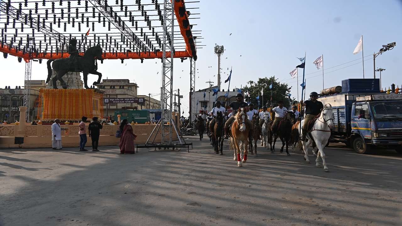 વીર હમીરસિંહજી ગોહિલની પ્રતિમાથી સોમનાથ સ્વાભિમાન પર્વ અંતર્ગત જ્યા સભાનું આયોજન કરાયું છે તે સ્થળ સુધી ભવ્ય અશ્વયાત્રા  નીકળશે.