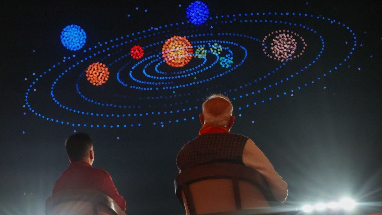 ડ્રોન શો શું છે?: આજે ચાલો ડ્રોન શો વિશે જાણીએ તે શું છે અને તેનું આયોજન કેવી રીતે કરવામાં આવે છે. ડ્રોન શોમાં ડ્રોનનો ઉપયોગ થાય છે અને દરેક ડ્રોનની ઉપર એક લાઈટ હોય છે. આ લાઈટ ઓછા પ્રકાશમાં કે અંધારામાં પણ છબી બનાવવામાં મદદ કરે છે. (Photo: X/@narendramodi)