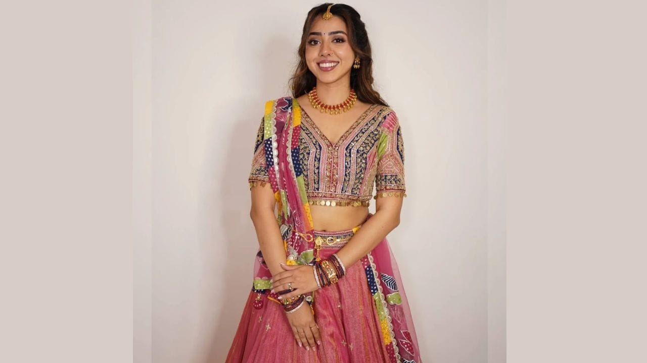 "તારક મહેતા કા ઉલ્ટા ચશ્મા" ફેમ ઝીલ મહેતા આ દિવસો ચર્ચામાં છે. થોડા સમય પહેલા જ તેણે તેના બોયફ્રેન્ડ આદિત્ય સાથે લગ્ન કરીને ચાહકો સાથે ખુશખબર શેર કરી છે. શોમાં "સોનુ" નું પાત્ર ભજવનાર ઝીલ લાંબા સમયથી દૂર છે, તેમ છતાં તે ચાહકોના હૃદયમાં, ખાસ કરીને સોશિયલ મીડિયા પર સતત હાજર રહે છે. હવે, 28 વર્ષીય યુવતીએ એક એવો ખુલાસો કર્યો છે જેનાથી ચાહકોમાં તેના માટે આદર અને પ્રેમમાં વધુ વધારો થયો છે. ત્યારે શું ઝીલ તારક મહેતા શોમાં પાછી આવી રહી છે કે નહીં ચાલો જાણીએ 