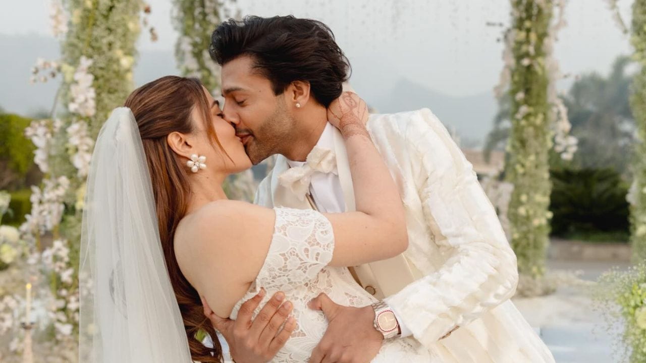  તેણે ફિલ્મોમાં સોલો સિંગર તરીકે પણ ગીત ગાયા છે. આ લિસ્ટમાં "રેસ 3" નું "સેલ્ફિશ", "જુદા હોકર ભી" નું "મેરા નસીબ હો", "ડેઢ બીઘા જમીન" નું "ઝિદ ના કરો" અને "મન્નુ ક્યા કરેગા" નું "ગુલફામ" જેવા ગીતોનો સમાવેશ થાય છે.