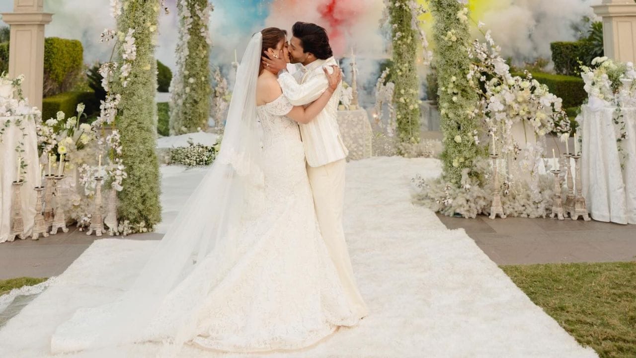   તેણે "જર્સી," "રક્ષાબંધન," "મશીન રાનીગંજ," "બાગી 4," અને "મસ્તી 4"માં કો સિંગર તરીકે  પણ ગીત ગાયું છે. એક ગીત માટે મસમોટો ચાર્જ કરે છે.