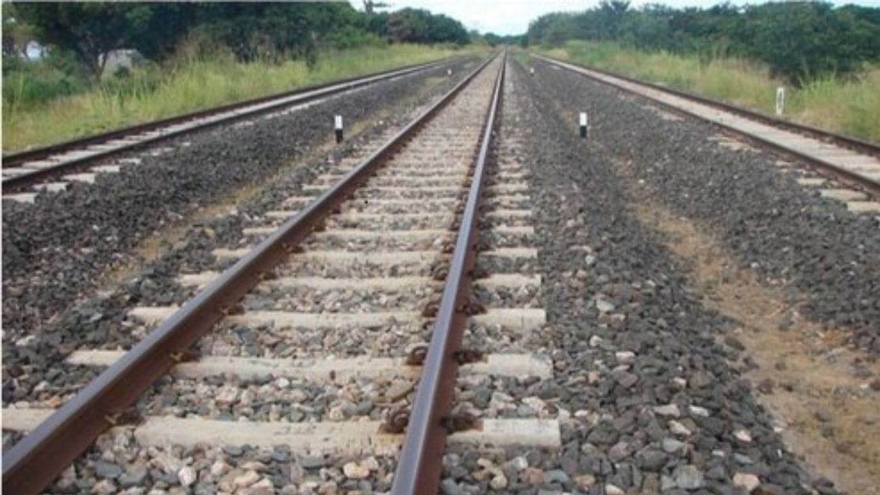 ટ્રેનો ચોક્કસ બિંદુઓ પર મજબૂત દબાણ લાવે છે જ્યાં પૈડા પાટા સાથે મળે છે. બેલાસ્ટ શોક શોષક તરીકે કામ કરે છે, આ વજનને પાટાથી સ્લીપર અને પછી નીચેની જમીન પર સમાનરૂપે વિતરિત કરે છે. બેલાસ્ટ વિના, પાટા નીચેની માટી ધીમે ધીમે ધોવાઈ જાય છે જેનાથી રેલવે લાઇન અસુરક્ષિત બનશે.