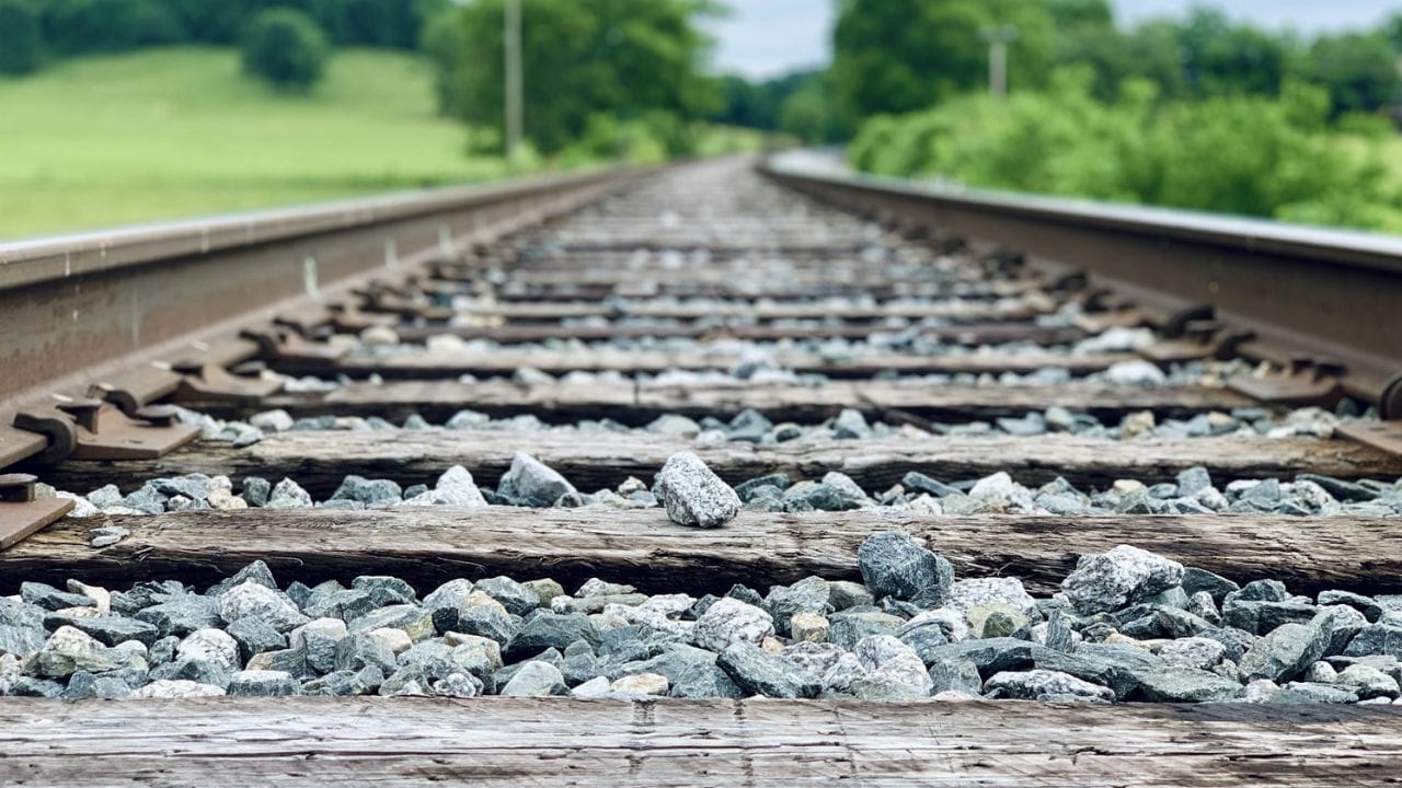 બેલાસ્ટનું સૌથી મહત્વપૂર્ણ કાર્ય સ્લીપર્સને મજબૂત રીતે સ્થાને રાખવાનું છે. સ્લીપર પાટા નીચે કોંક્રિટ અથવા લાકડાના બ્લોક્સ છે. જ્યારે હજારો ટન વજનવાળી ટ્રેનો પાટા પરથી પસાર થાય છે, ત્યારે તેઓ જબરદસ્ત દબાણ બનાવે છે.