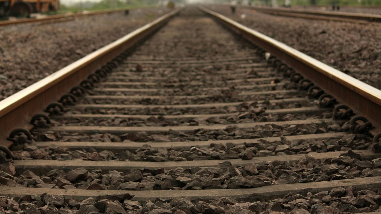 ઉપરાંત, જ્યારે ટ્રેનો વધુ ઝડપે મુસાફરી કરે છે, ત્યારે તેઓ નોંધપાત્ર સ્પંદનો ઉત્પન્ન કરે છે. બેલાસ્ટ આ મોટાભાગના સ્પંદનોને શોષી લે છે, જેનાથી ટ્રેક અને સ્લીપર પરનો તણાવ ઓછો થાય છે. આ બદલામાં અવાજનું સ્તર ઘટાડે છે અને ટ્રેકને લાંબા ગાળાના નુકસાનથી બચાવે છે.