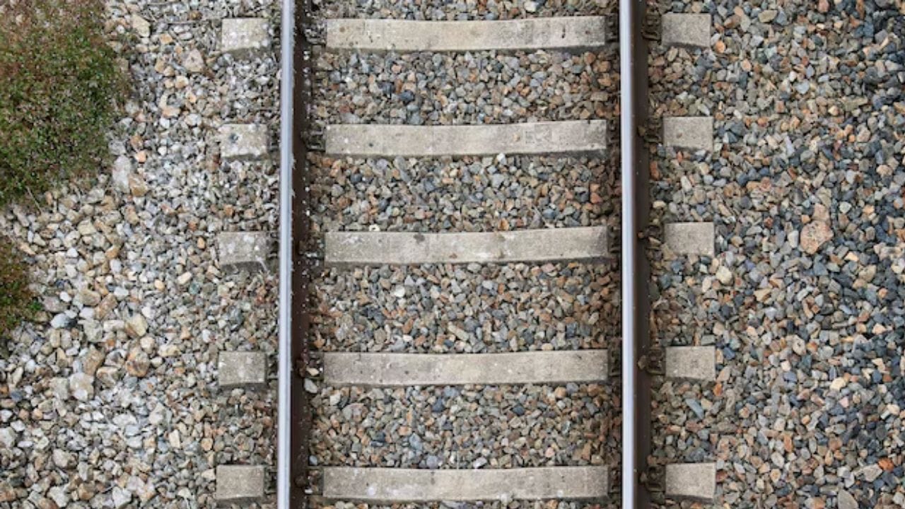 વરસાદી પાણી રેલ્વે ટ્રેકનો સૌથી મોટો દુશ્મન છે. જો પાણીને પાટા અને સ્લીપરની આસપાસ એકઠું થવા દેવામાં આવે, તો તે પાયો નબળો પડી શકે છે અને કાટ લાગી શકે છે. બેલાસ્ટ પથ્થરો વચ્ચેની જગ્યાઓ પાણીને ઝડપથી જમીનમાં ઘૂસવા દે છે.