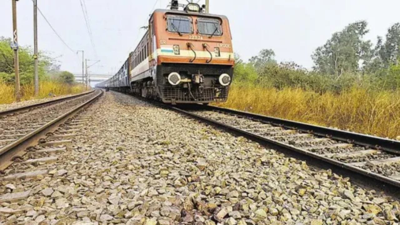 રેલવે બેલાસ્ટમાં તીક્ષ્ણ ધારવાળા સખત, કચડાયેલા પથ્થરો હોય છે. સરળ નદીના પથ્થરોથી વિપરીત, આ પથ્થરો એકબીજા સાથે ચુસ્તપણે જોડાયેલા રહે તે માટે જાણી જોઈને ખરબચડા કરવામાં આવે છે. ભારત અને અન્ય ઘણા દેશોમાં, આ પથ્થરો સામાન્ય રીતે ગ્રેનાઈટ, બેસાલ્ટ અથવા ક્વાર્ટઝાઈટમાંથી બનાવવામાં આવે છે.