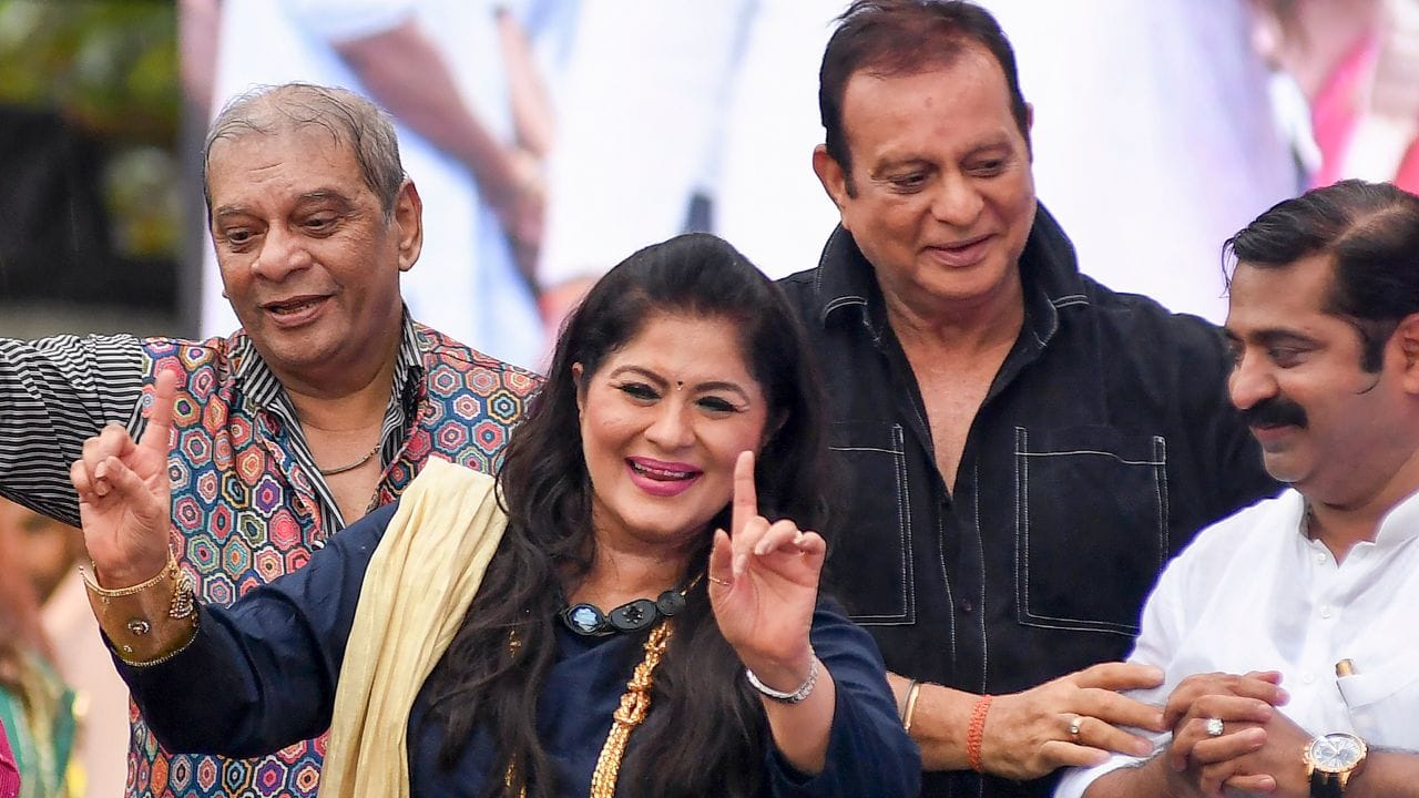 સુધા ચંદ્રનનો જન્મ 21 સપ્ટેમ્બર 1965 રોજ મુંબઈમાં થયો છે. તે એક ભારતીય અભિનેત્રી અને ભરતનાટ્યમ નૃત્યાંગના છે જે હિન્દી, તમિલ, તેલુગુ, મલયાલમ, કન્નડ અને મરાઠી ભાષાની ફિલ્મો અને ટેલિવિઝન સીરિયલશોમાં તેના કામ માટે જાણીતી છે.