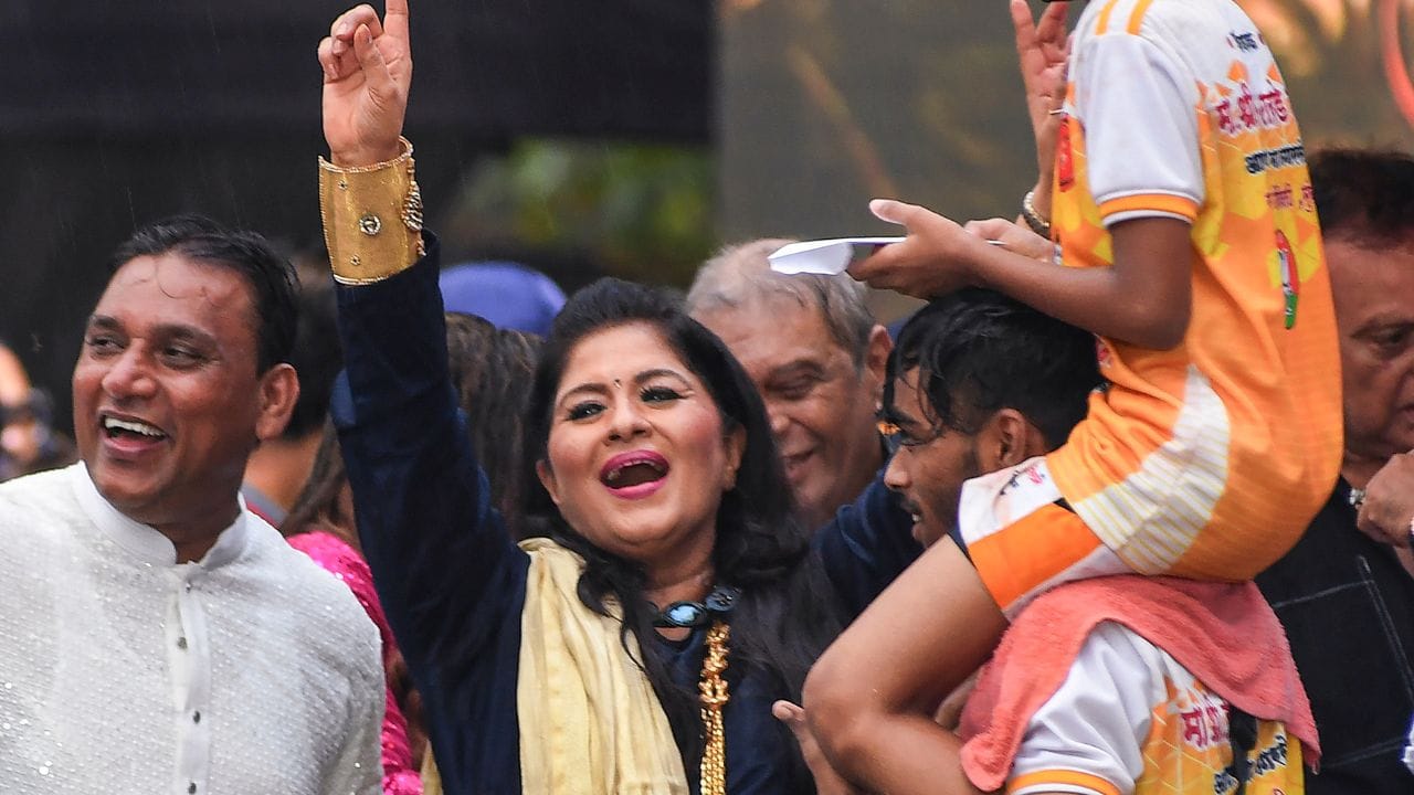 એક ઇન્ટરવ્યુમાં સુધા ચંદ્રનએ જણાવ્યું હતું કે તેમનો જન્મ અને ઉછેર મુંબઈમાં થયો હતો, પરંતુ તેમનો પરિવાર મૂળ તમિલનાડુના તિરુચિરાપલ્લીના વાયલુરનો છે.