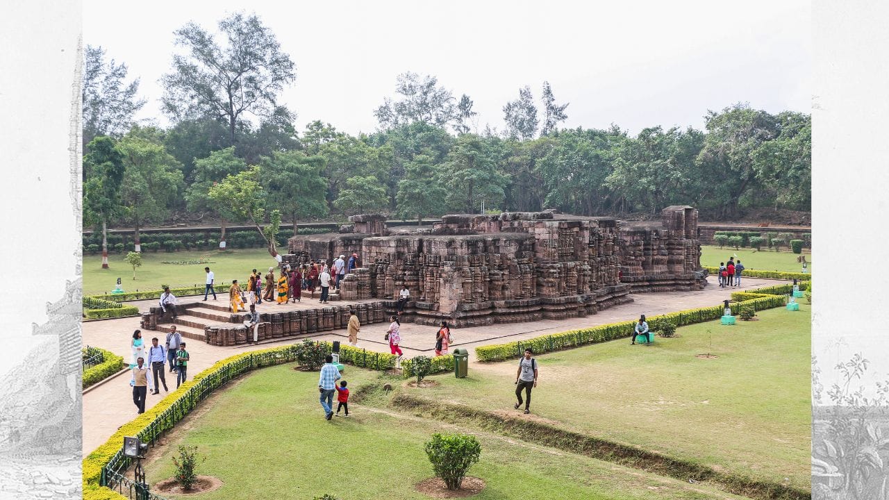 કોણાર્કનું નામ પ્રાચીન ભારતીય સાહિત્યમાં કૈનાપરા તરીકે પણ ઓળખવામાં આવે છે, અને તે સમયગાળામાં આ વિસ્તાર એક મહત્વપૂર્ણ વ્યાપારી બંદર તરીકે ઓળખાતો હતો. આજના સમયમાં જોવા મળતું કોણાર્કનું સૂર્ય મંદિર ભલે 13મી સદીનું ગણાય, પરંતુ ઐતિહાસિક સંકેતો બતાવે છે કે અહીં સૂર્યદેવની ઉપાસનાનું કેન્દ્ર ઓછામાં ઓછું 9મી સદીથી અસ્તિત્વમાં હતું.  વિવિધ પુરાણિક ગ્રંથોમાં આ સ્થળને સૂર્યદેવની ઉપાસનાના મહત્વપૂર્ણ કેન્દ્ર તરીકે વર્ણવવામાં આવ્યું છે. એવું માનવામાં આવે છે કે કોણાર્ક નામ પ્રચલિત થતા પહેલાં આ પ્રદેશ કલાપ્રિયા તરીકે ઓળખાતો હતો, જેને કેટલાક વિદ્વાનો મથુરા સાથે પણ જોડે છે. મદલા પંજી નામના ઐતિહાસિક સ્રોતોના આધારે એવું અનુમાન થાય છે કે પુંડરા કેસરીના શાસનકાળ દરમિયાન અહીં એક અન્ય મંદિરનું નિર્માણ કરવામાં આવ્યું હતું, જે  સોમવંશી વંશના 7મી સદીના શાસક પુરંજય સાથે સંકળાયેલું હોઈ શકે છે. (Credits: - Wikipedia)