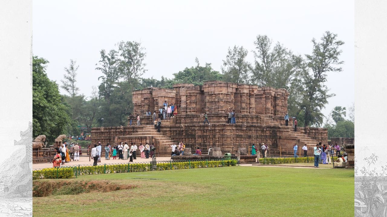 કોણાર્કનું સૂર્ય મંદિર તેની ઐતિહાસિક પૃષ્ઠભૂમિ, સમૃદ્ધ સાંસ્કૃતિક વારસા અને ઉત્તમ કલાત્મક રચના માટે યુનેસ્કો દ્વારા વિશ્વ ધરોહર સ્થળનો દરજ્જો પ્રાપ્ત કરેલો છે. આજના સમયમાં આ ભવ્ય સ્મારક ભારતના સૌથી જાણીતા અને મહત્વપૂર્ણ ઐતિહાસિક સ્થળોમાં આગવું સ્થાન ધરાવે છે. ( આ માહિતી વિવિધ ઐતિહાસિક તથ્યો અને સંશોધનો પર આધારિત છે.  વિગતવાર માહિતી માટે, ઇતિહાસના પ્રમાણભૂત ગ્રંથો અને સંશોધનોનો અભ્યાસ કરવો ઉચિત રહેશે.)  (Credits: - Wikipedia)