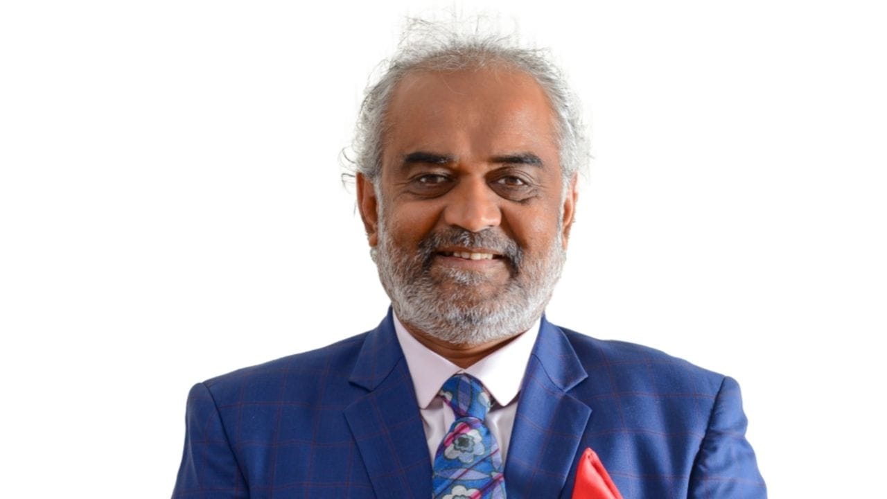 વર્ષ 1984માં, સવજી ધોળકિયાએ તેમના ભાઈઓ હિંમત અને તુલસી ધોળકિયા સાથે મળીને હરિ કૃષ્ણ એક્સપોર્ટર્સની શરૂઆત કરી. અહીંથી તેમની ઓળખ એક કર્મચારીમાંથી સફળ ઉદ્યોગસાહસિક તરીકે બની. શરૂઆતમાં કંપની હીરા અને કાપડ બંને ક્ષેત્રોમાં કાર્યરત હતી. પછી 1992માં, તેમણે હરિ કૃષ્ણ એક્સપોર્ટ્સ પ્રાઇવેટ લિમિટેડની સ્થાપના કરી, જે આજે વિશ્વના 79 દેશોમાં પોલિશ્ડ હીરાની નિકાસ કરે છે. અંદાજ મુજબ, સવજી ધોળકિયાની કુલ સંપત્તિ લગભગ ₹16,000 કરોડ છે, જે તેમને ગુજરાતના છઠ્ઠા સૌથી ધનિક વ્યક્તિ બનાવે છે.