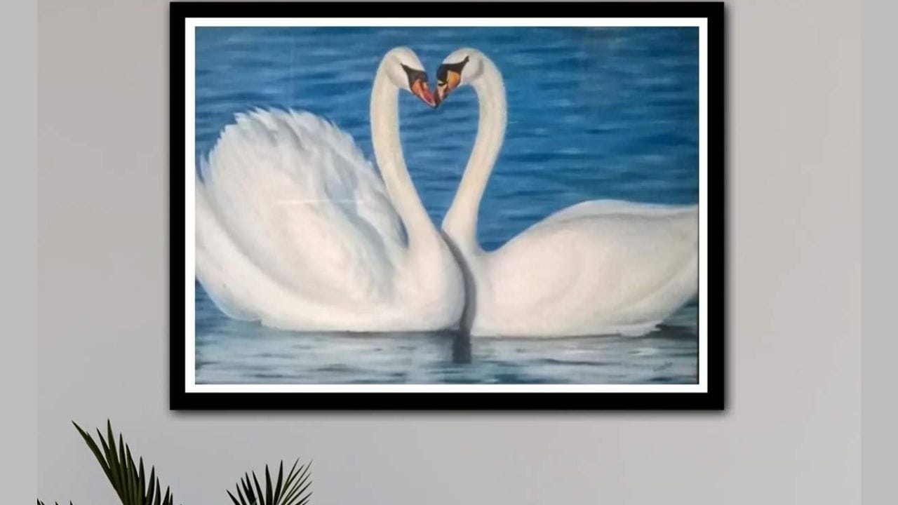 જો હંસનો ફોટો હોલ, ડ્રોઇંગ રૂમ અથવા ગેસ્ટ રૂમમાં લગાવવામાં આવે છે, તો તેને રૂમની પૂર્વ દિશામાં મૂકો . આમ કરવું શુભ છે. જોકે હંસોની જોડી કે એકલા હંસોનો ફોટો તમે ગમે ત્યાં લગાવી શકો છો. 