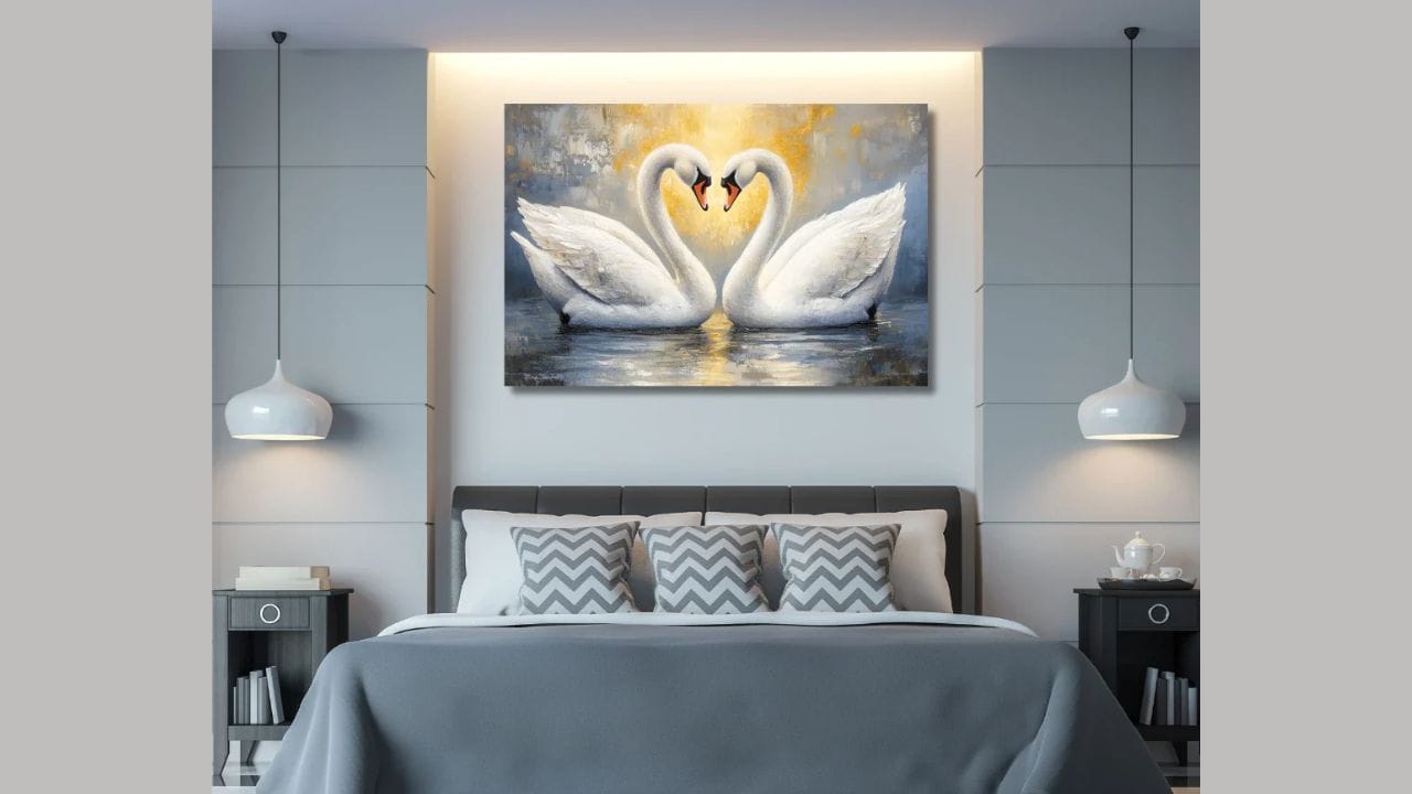 હંસ દેવી સરસ્વતીનું વાહન છે. તેથી, તમારા ઘરના અભ્યાસ ખંડમાં હંસનો ફોટો મૂકવાથી દેવી સરસ્વતીના આશીર્વાદ મળે છે અને પરિવારમાં જ્ઞાનનો સંચાર થાય છે. આવા ઘરમાં ક્યારેય શિક્ષણની કમી રહેતી નથી.